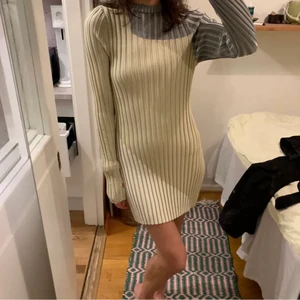 Klänning från humana i scuba-material  - Säljer den här klänningen som köptes hör på plick. Den köptes på humana second hand. Bilderna är lånade från förra säljaren. Den är hur fin som helst men tyvärr lite for kort för mig. Stretchig så passar allt från S-L. Köpare står för frakt💞