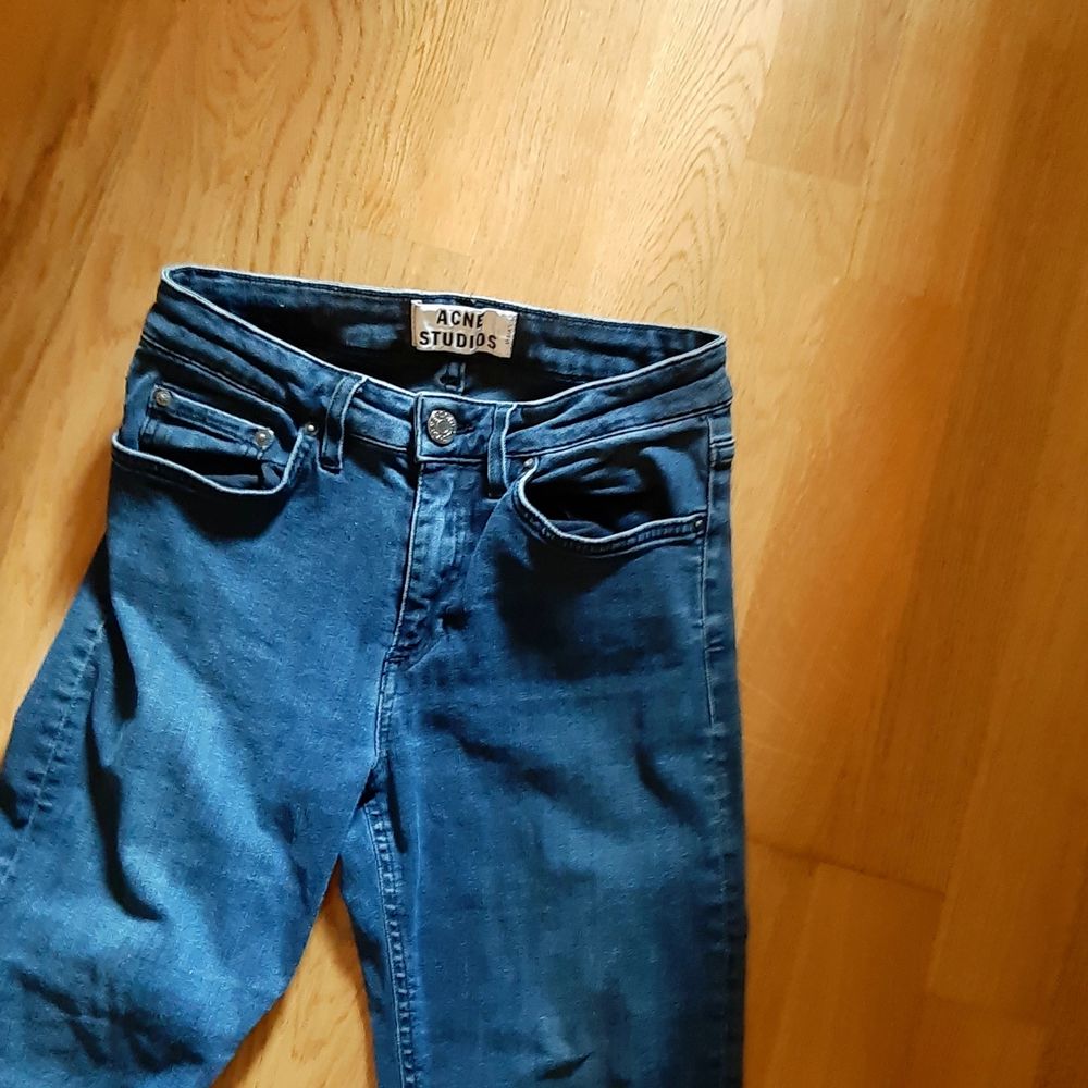 Sjukt sköna jeans från Acne Studios i stretchigt material. Slim fit / Skinny fit som följer benens form. Storlek 25/32. I väldigt bra skick förutom ett litet hål vid sidan som knappt är märkbart. (Skriv privat för bild.) Säljer då de inte riktigt är min stil och de kommer aldrig till användning. ‼ Köparen står för frakt och pris kan diskuteras ‼ - Är även öppen till byten. . Jeans & Byxor.