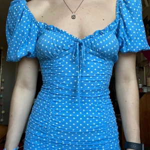 Prickig Zaraklänning!  - Prickig zaraklänning! Sååå söt! Har tyvärr vuxit ur den, köpt på plick. Bra skick!!! Litet hål uppe vid dragkedjan, men enkelt att fixa☺️ 