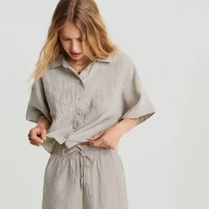 Linneskjorta - Säljer denna linneskjorta från Gina tricot, helt ny med lappar kvar!! Storlek 36💕💕 Nypris 400kr säljer för 300kr