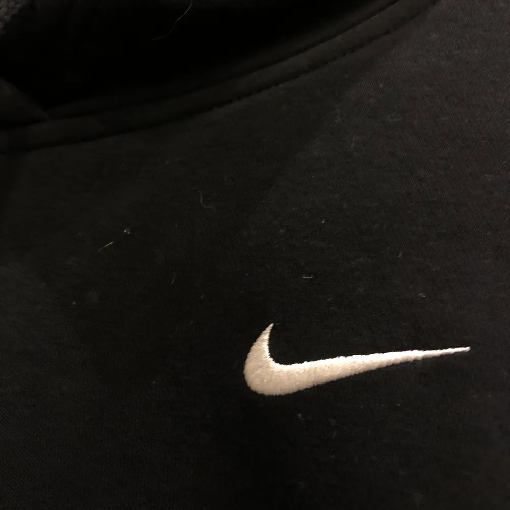 Svart hoodie från Nike. Fint skick. Stl. M . Hoodies.