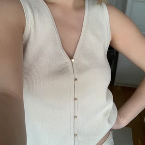 Beige väst  - Beige väst i fint skick! Samfraktar gärna💞 hör av er vid frågor