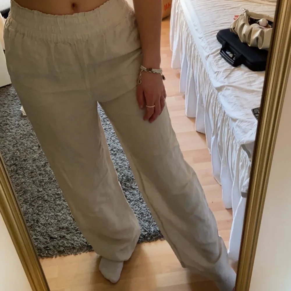 H&M populära linnebyxor som är helt slutsålda överallt. Aldrig använda med prislapp kvar, lämnar tillbaka om jag inte får ett bra bud🥰 Jag är 173cm. Jeans & Byxor.