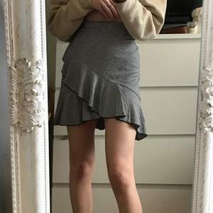En jättefin och randig kjol i storlek XS men fungerar bra som S då den är stretchig och lite stor på mig. Har bara använt en gång. Super fin till sommaren🌸