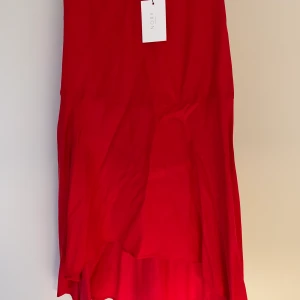 NORR HELT NY KJOL - säljer min helt nya kjol från NORR. Prislapp kvar. Säljes pga den hunnit bli för liten för mig. Storlek S och sitter superfint! NYPRIS 1119:-