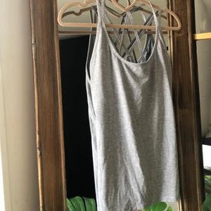 Söt grått linne - Söt grå linne med fint mönster på ryggen, aldrig använt 