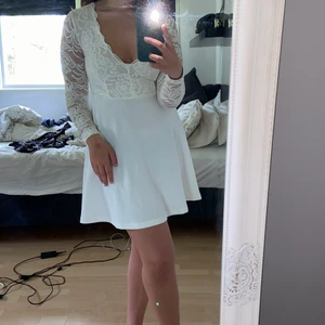 Vit student/skolavslutningsklänning - Vit klänning, endast använd 1 gång, väldigt bra skick!!