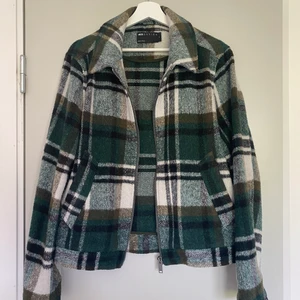 Rutig jacka - Rutig jacka från asos, 2 sidofickor. Nypris 600kr. 