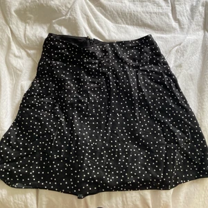 & other stories silkes kjol - Silkes kjol från & other stories! Använd fåtal gånger och har inget slitage! 