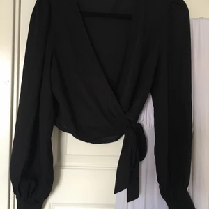 Blus - Superfin croppad svart blus som man knyter på framsidan. Knappar i slutet av ärmarna. Storlek eur 36/S. Använd få gånger, så gott som ny 💓💓