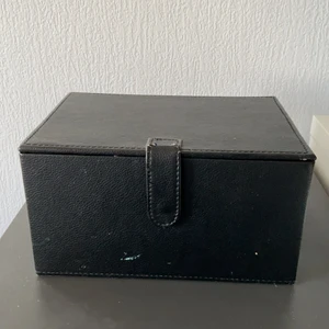 Smyckförvaring - En låda till smycken eller något annat smutsig inuti men fin utanpå.    NI STÅR FÖR FRAKTEN 