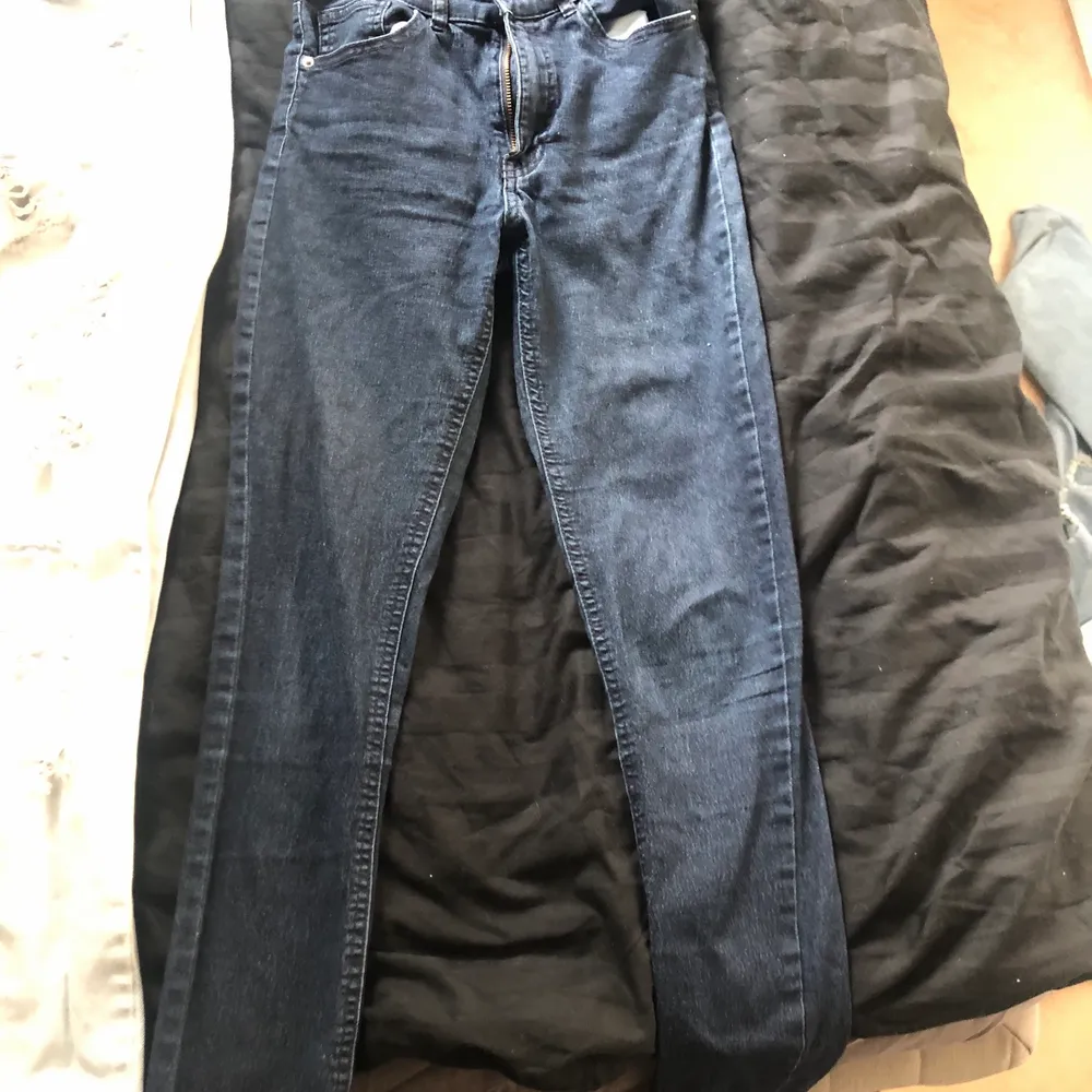 Jättefina jeans från bikbok sitter jätteskönt säljer pga jag inte gillar färgen pris kan diskuteras!. Jeans & Byxor.