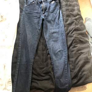 Jättefina jeans från bikbok sitter jätteskönt säljer pga jag inte gillar färgen pris kan diskuteras!