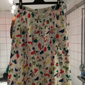 Blöming summer kjol - Passar jätte bra till summer och matcherar till allt.Finns fler bilder och bud I kommentarna.köpte 1499