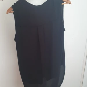 H&M skjorta basic och mycket användbar - Bra skick basic och passar för alla evenemang 