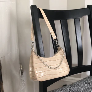 Beige Väska - Supersöt beige baguetteväska med avtagbar kedja. Smidigt och rymlig. Aldrig använd!
