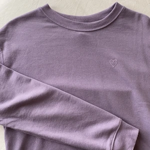 Sweatshirt från H&M - Säljer denna skitsnygga och mysiga sweatshirten från H&M. Aldrig använda så väldigt bra skick. Storlek xs. Nypris 149:- Mitt pris 40:- INK frakt!