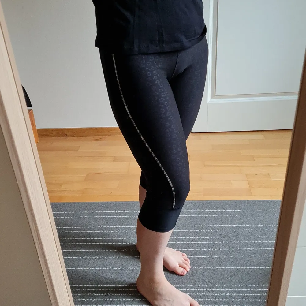 Sports leggins with an inner pocket for the keys to your house or a gym locker 😄 It has light-reflecting elements on the sides to make you more visie and safer after it gets dark outside 😊 Waist 33 cm.. Jeans & Byxor.