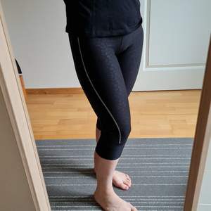 Sports leggins with an inner pocket for the keys to your house or a gym locker 😄 It has light-reflecting elements on the sides to make you more visie and safer after it gets dark outside 😊 Waist 33 cm.