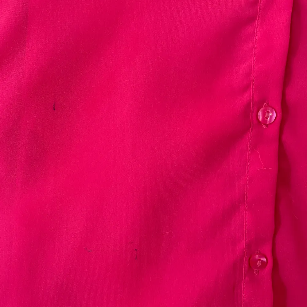 Fin rosa blus från Kappahl i storlek 164. Använda ett fåtal gånger. Har en liten fläck från penna som visas på bilden. Köparen står för frakten. . Blusar.