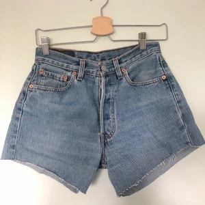 Levis shorts - Perfekta vintage Levis shortsen. Säljer då de är försmå för mig. Midjemåttet är 72cm, tycker att de passar som en w26. Finns en slitning vid sömmen vid första knappen, men det är inget som syns när man har på sig dom. 