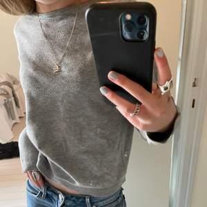 Snygg Grå finstickad tröja från Zara barn går ej längre att köpa 💕💕passar till allt och är så skön!!!strl 152 men passar en XS