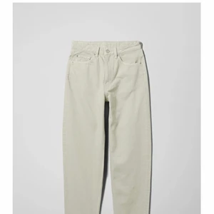 Weekday lash jeans beige - Beiga jeans från weekday i modellen lash. I princip oanvända. Säljes pga för små