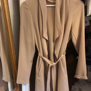 Vila kappa - Den typiska kappan från vila som har varit väldigt populär, köpte den förra året men har aldrig använt den💖 minns inte nypris men den är storlek S