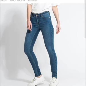 skinny jeans - säljer pga av att de inte används.