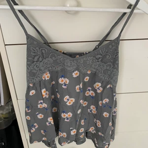 Blommigt linne  - Ett supergulligt linne från Hollister som är för litet för mig. Linnet har justerbara axelband och är i bra skick. 