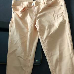 Ett par rosa/ beiga jeans men mer åt det rosa hållet!! I storlek M, använder ett par gånger men är i bra skick!! 🤩❤️