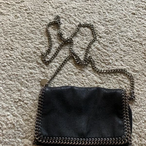 Stella McCartney väska  - En liten och petit väska som är stilren. Mycket bra skick och självklart äkta! Väskan kostar Run 7000 i nypris. Kvitto med mera finns självklart! 