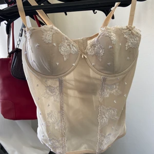 Korsett/bh-topp! - En korsett med ”bh-spänne” där bak fast långt med tre olika spännen 💕 från hm men köpt second hand, 80C kupa men kan passa mindre och lite större. Säljer då den är för liten för mig. Frakt 66 spårbart eller 48 o-spårbart, sätter på budgivning om fler är intresserade! Skriv för fler bilder osv