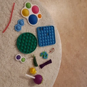 Fidget toy kit - Säljer detta fidget toy kitet frakt ingår inte alla är använda man får ej köpa en utan hella kitet  kontakta mig så kan vi diskutera om priset  plus frakt 80😃