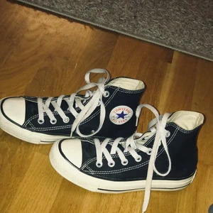 CONVERSE SVARTA - ENDAST ANVÄNDA 1GÅNG, kommer ej t användning pga fel storlek, så toppen skick!😇😚❤️,, skriv ifall de behövs fler bilder🥰,, nypris runt 700kr.. buda exklusive frakt😚