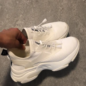 Steve madden, storlek 37  - Använda en gång ute, säljer för att de är lite stora. Köpta för 1100kr, säljer för 800kr!  