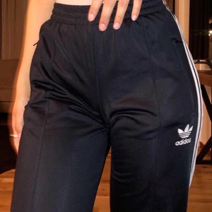 Adidas byxor - Storlek 32 / XS. Använda 1 gång, helt nya. Raka ben. Man kan knyta på insidan av midjan.