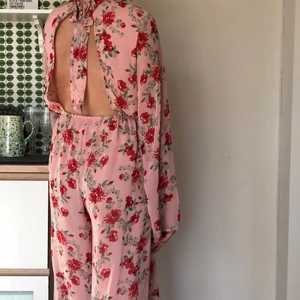 Blomning jumpsuit - En riktig sommardröm!!! Denna är ifrån Andrea Hedenstedts kollektion med NAKD! Väldigt härligt och stretchigt material vilket gör att den passar på många! 🧡 (tjej på bild 1,70cm)