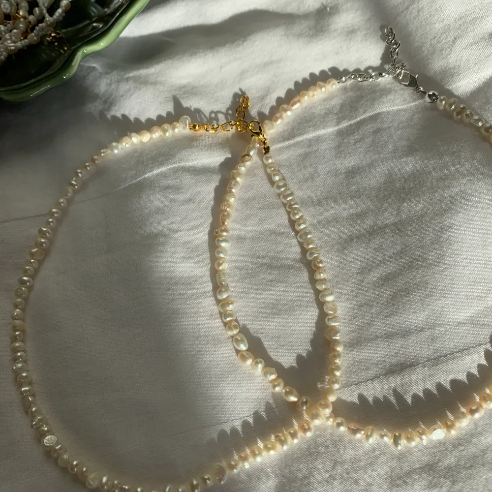 Halsband av äkta sötvattenspärlor ! Säljer på instagram @aliceruthjewelry 🥰🥰 229kr och frakten kostar endast 12kr. Accessoarer.