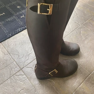 Johnny Bulls - Endast använda några enstaka gånger så de är i nyskick!! Säljes endast för att jag har för mycket skor. Inget är sönder på dem, helt felfria. Bruna, storlek 38