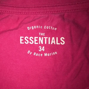 T-shirt by race marine - Använt 2-3 gånger och är i bra skick. Storleken är 34 (XS) och färgen rosa. 