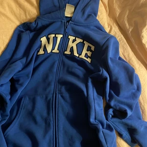 Zip up tröja  - En superduper skön och fin hoddie med zip💘 parfekt nu men också till sommaren! Om man vill ha spårbar frakt så säg bara till!