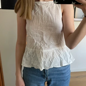 Jättefint sommar linne!!😍💕👌🏽 - Jättefint linne nu till sommaren!! Använt ca. 2 gånger och är i jättefint skick!💘💘 frakten tillkommer ☺️