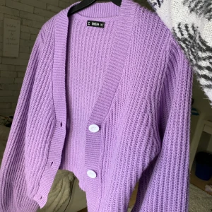 Kofta - Superfin lila stickad kofta, den sticks inte som stickade kläder brukar göra, utan är varm och jättemysig!!💕 Använd ett fåtal gånger, buda privat 💕 Lite oversized