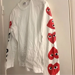 Comme des garçons long sleeve - Säljer denna skitsnygga Comme des garçons tröjan. Nypris 1200kr, köpt i Paris. Fint skick!❤️ Sista bilden är tröjan invikt för en mer croppad look. Fraktkostnad tillkommer. 
