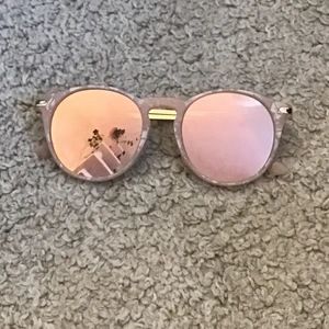 Solglasögon - Jag säljer ett par ljus rosa solglasögon😎 