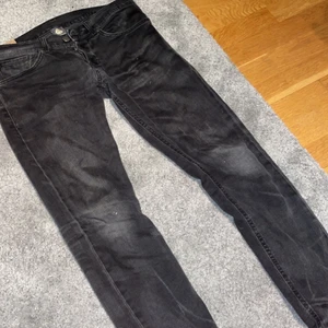 Dondup jeans  - Säljer ett par dondup jeans som är köpte för 2300kr, är i storlek 33 och passar bra på mig som brukar ha 32/32 i storlek. Byxorna är i bra skick och säljer dessa för 800kr + eventuell frakt! 