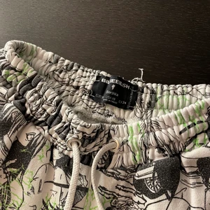 Billie eilish merch  - Ett par super sköna mjukis med vida ben från Billie eilish collab med bershka. Jätte bra kvalitet och nyskick, köpts för över 400kr storlek xs. Postbevis ingår och gåva, frakten är 66kr