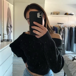 Svart stickad tröja.  - En svart stickad tröja från Gina Tricot. 