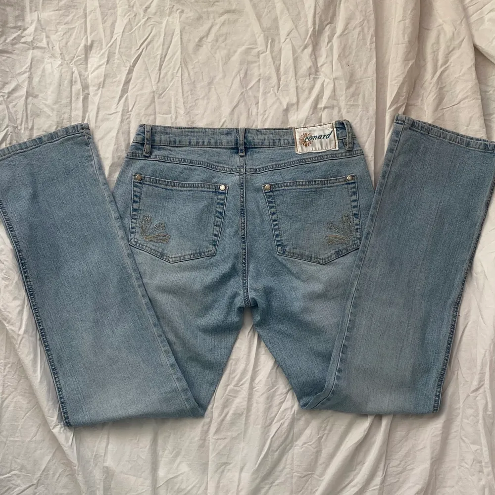 super fina straight leg lågmidjade jeans från märket: canard. Midjemått: ca 76-78 cm. Innerbenslängd: 79 cm. Skriv privat för fler mått/bilder. Köparen står för frakt. ❤️. Jeans & Byxor.